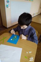 Діти 1-Б класу на уроці трудового навчання