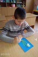 Діти 1-Б класу на уроці трудового навчання
