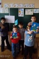 Діти 1-Б класу на уроці трудового навчання